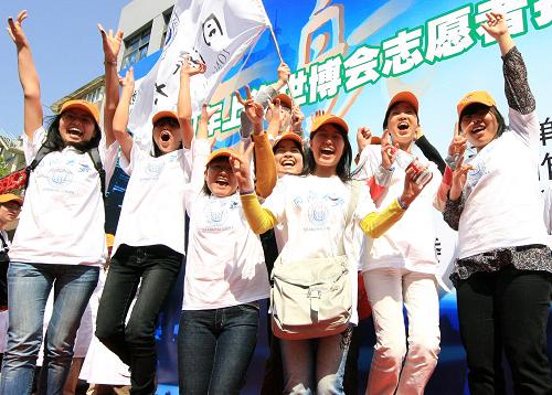 5月1日,上海市同济大学的一些大学生在报名参加世博会志愿者后喜不自禁。当日正值上海世博会倒计时一周年,上海市杨浦区四平社区文化中心举行世博会志愿者招募活动,社会各界人士满怀激情踊跃报名,希望参与光荣的志愿服务。新华社记者 陈飞 摄
