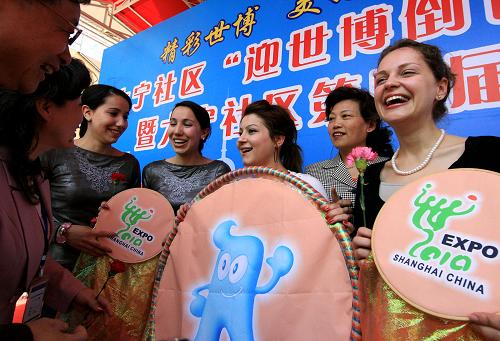 5月1日,来自俄罗斯的留学生娜佳(右一)手持自己制作的世博会宣传品参与世博会志愿者报名。当日正值上海世博会倒计时一周年,上海市大宁路街道社区的本地居民和社区内居住的各国留学生,以积极参与世博会志愿者报名的方式,表达对世博会的期盼之情。新华社记者 陈飞 摄
