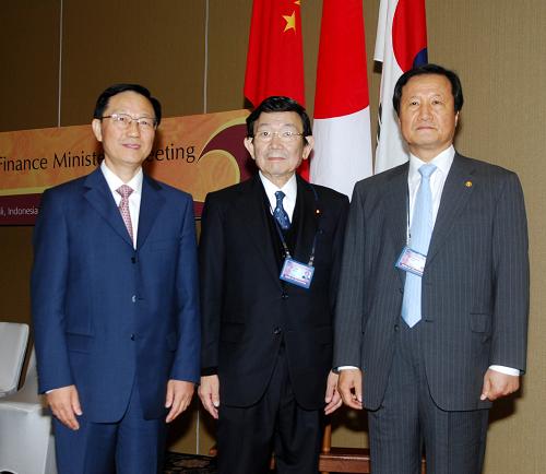5月3日,在印度尼西亚巴厘岛国际会议中心,中国财政部部长谢旭人(左)、日本财务大臣与谢野馨(中)和韩国企划财政部长官尹增铉在会谈前合影。当天,中日韩三国财长就三方对筹建中的区域外汇储备库的出资份额达成共识。新华社记者 岳月伟 摄