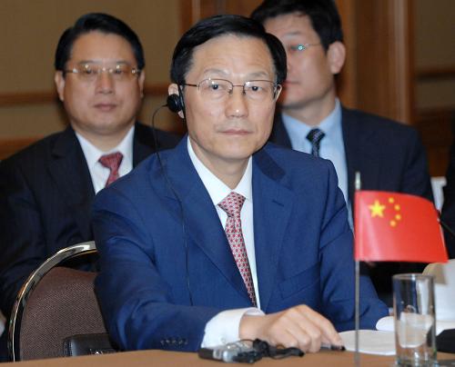 5月3日,在印度尼西亚巴厘岛国际会议中心,中国财政部部长谢旭人(前)出席与日本财务大臣与谢野馨和韩国企划财政部长官尹增铉举行的会谈。新华社记者 岳月伟 摄