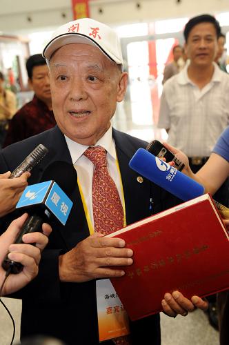 5月17日,来自台北82岁的张俊生在向媒体介绍他编著的《台湾张氏族谱考增编本》。新华社记者 姜克红 摄