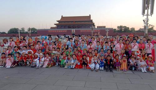 6月1日,升旗仪式后,各族小朋友在北京天安门广场合影留念。当日是“六一”国际儿童节,来自全国各地54所小学的各民族学生代表与北京中关村三小师生在天安门广场共同观看升旗仪式,庆祝自己的节日,并祝福祖国繁荣昌盛。新华社记者 公磊 摄