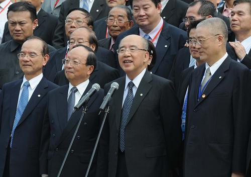 6月1日,中国国民党主席吴伯雄和他率领的中国国民党大陆访问团在南京中山陵举行谒陵纪念活动,纪念孙中山先生奉安80周年。这是吴伯雄谒陵后在中山陵博爱牌坊前发表讲话。新华社记者 孙参 摄