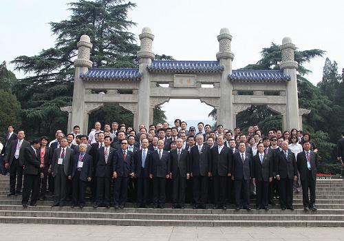 6月1日,中国国民党主席吴伯雄和他率领的中国国民党大陆访问团在南京中山陵举行谒陵纪念活动,纪念孙中山先生奉安80周年。新华社记者 邢广利 摄