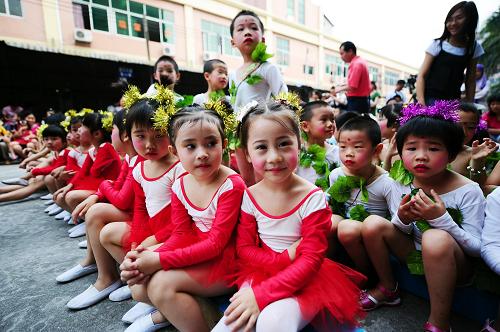 6月1日,广州市蓝精灵幼儿园的孩子们准备表演节目。新华社记者 陈晔华 摄