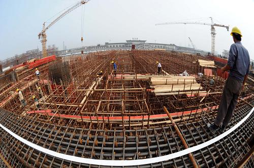 6月24日,工人在加紧建设集多种交通换乘功能于一体的新苏州火车站综合客运枢纽。近年来,江苏省投入巨资大力兴建以高速铁路客运站、民航机场等为依托的现代综合客运枢纽,通过科学规划交通布局和整合站场资源,把火车站、机场与公路长途客运站、城市轨道交通及公交、出租车站、社会停车场等建成一体化的综合交通服务枢纽,实现多种运输方式之间的“无缝衔接”和“零距离换乘”,让旅客出行更加便捷。新华社记者 孙参 摄