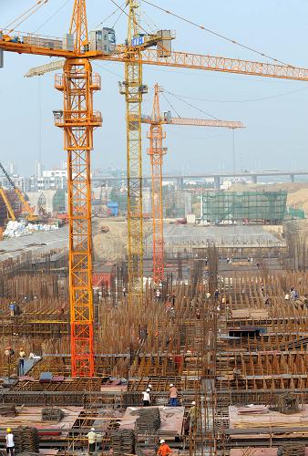 6月24日,作为长三角区域城际铁路换乘枢纽和苏州快速路网综合枢纽的沪宁城际铁路苏州工业园区站正在建设中。新华社记者 孙参 摄