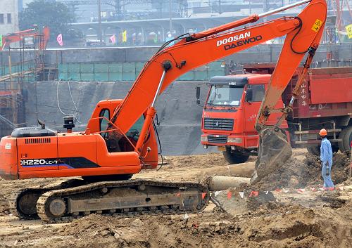 6月26日,集火车站、长途汽车客运站、城市轨道交通车站、公交枢纽站、出租车站、社会停车场等于一体的沪宁城际铁路常州站大型综合交通枢纽工程正在施工建设。新华社记者 孙参 摄
