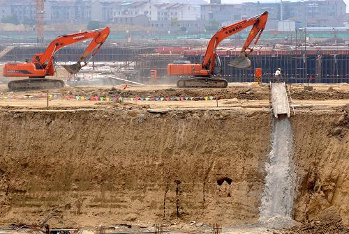 6月26日,集火车站、长途汽车客运站、城市轨道交通车站、公交枢纽站、出租车站、社会停车场等于一体的沪宁城际铁路常州站大型综合交通枢纽工程正在施工建设。新华社记者 孙参 摄
