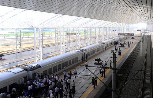 7月30日,旅客在抚顺北车站准备登上“和谐号”内燃动车组。新华社记者 任勇 摄