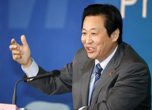 10月19日晚,十一运组委会在济南召开紧急新闻通气会,通报安徽和河北男子手球队三名队员感染甲型H1N1流感的相关情况。目前,三名患者体温已恢复正常,两队队员仍在隔离观察中。这是十一运组委会医疗卫生部副部长、新闻发言人康永军在新闻发布会上回答记者提问。新华社记者 王丽莉 摄