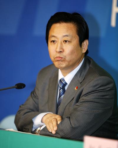 10月19日晚,十一运组委会在济南召开紧急新闻通气会,通报安徽和河北男子手球队三名队员感染甲型H1N1流感的相关情况。目前,三名患者体温已恢复正常,两队队员仍在隔离观察中。这是十一运组委会医疗卫生部副部长、新闻发言人康永军在新闻发布会上聆听记者提问。新华社记者 王丽莉 摄