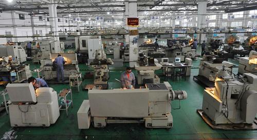 军工企业贵州群建精密机械有限公司生产车间内,工人正在工作。该军工企业每年和近30家中小企业开展各项合作,大大提高了产品研发速度,降低了成本(12月18日摄)。新华社记者 欧东衢