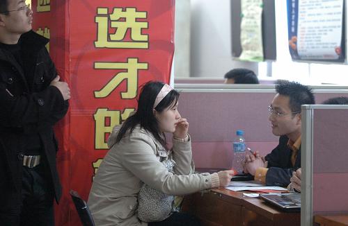 2月24日,一名求职者与用人单位在招聘现场交流。当日,安徽人才市场举办节后首场招聘会,100多家用人单位提供2500多个就业岗位。随着经济回暖,不少用人单位为招聘到合适人才,给出更高的工资待遇,很多求职者节后选择在家乡就业。新华社记者 刘军喜 摄