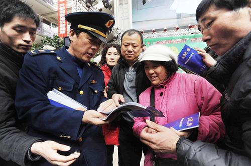 3月15日,沈阳市工商执法人员向市民传授消费维权知识。新华社发(杨新跃 摄)