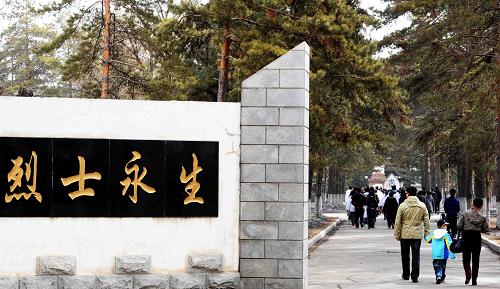 4月4日,市民走入哈尔滨烈士陵园。当日是清明小长假的第二天,哈尔滨市的许多市民、学生自发来到哈尔滨烈士陵园,祭奠烈士、缅怀英灵。新华社记者 王建威 摄
