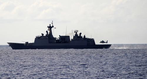 5月13日,在亚丁湾东部海域,中国海军护航编队“广州”舰舰载直升机降落在韩国“姜邯赞”舰飞行甲板。当日,中韩两国海军护航舰艇在亚丁湾东部海域首次进行联合演练。此次演练内容包括两国护航舰艇的沟通联络与会合、通信演练、直升机互降等。双方护航编队指挥员分阶段担任海上指挥员,交替指挥联合演练。新华社发(江山 摄)