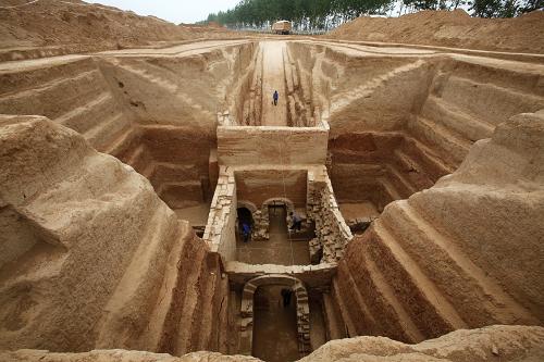 这是位于洛阳邙山的曹休墓发掘现场(5月12日摄)。5月17日,河南省文物局在洛阳召开邙山陵墓群考古新成果发布会,与会专家确认:位于洛阳邙山的一座大型墓葬为三国名将曹休之墓。经专家考证,曹休墓内出土遗物的考古学年代与安阳发现的曹操墓同类器物接近,墓葬形制也与曹操墓相似。新华社发(张晓理 摄)