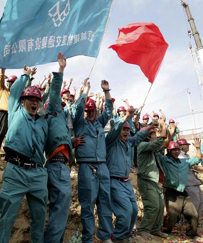 5月20日,北京城建集团工人庆祝亦庄线结构工程全线贯通。新华社发(黎方益 摄)