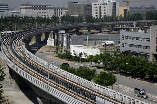 这是5月20日拍摄的北京轨道交通亦庄线高架桥工程。新华社发(黎方益 摄)