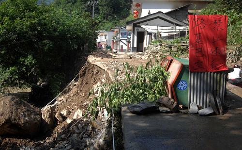 7月20日,陕西省岚皋县长梁村一处公路因路基被毁无法通行。新华社记者 丁海涛 摄