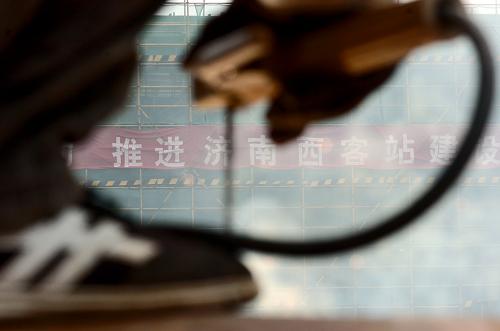 7月21日,在京沪高铁济南西客站施工现场,焊工在工作。新华社记者 郭绪雷 摄