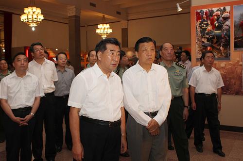 这是回良玉、刘云山等观看展览。新华社记者 刘卫兵 摄
