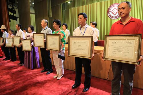 8月19日,参与“非物质文化遗产”申报的单位代表领取证书。当日,文化部在北京举行中国入选联合国教科文组织非物质文化遗产项目颁证仪式,向参与申报工作的95个单位颁发证书。据悉,截至2009年,我国共有昆曲、古琴艺术等26个项目入选联合国教科文组织“人类非物质文化遗产代表作名录”,羌年、中国木拱桥传统营造技艺等3个项目入选“急需保护的非物质文化遗产名录”,成为世界上入选项目最多的国家。新华社记者 李明放 摄