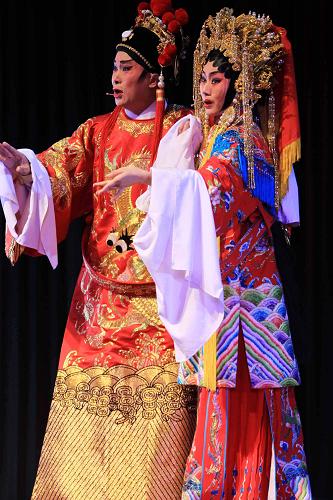 8月19日,在颁证仪式后,演员表演粤剧。新华社记者 李明放 摄