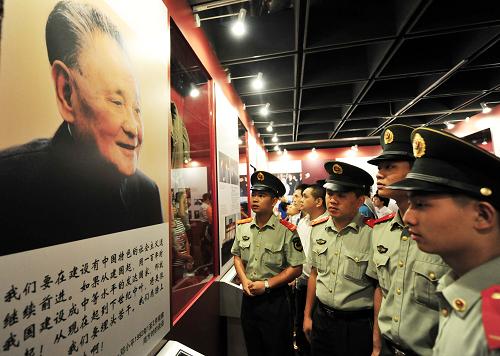 8月22日,广东公安边防六支队官兵在参观展览。当日,为缅怀改革开放总设计师、经济特区的倡导者邓小平,大型展览“改革开放总设计师邓小平”在深圳博物馆开幕。8月22日是小平同志诞辰106周年纪念日,再过3天就是深圳经济特区成立30周年的日子。此次大型展览包括“走出广安”“戎马生涯”“艰辛探索”“非常岁月”“开创伟业”“小平您好”“小平与深圳”七个部分。展览由中共中央文献研究室、深圳市委市政府、广安市委市政府联合举办。新华社记者 陈晔华 摄