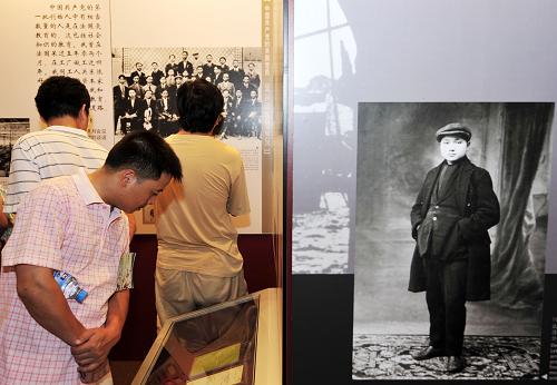 8月22日,观众在参观展览。新华社记者 陈晔华 摄