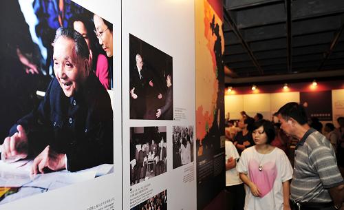 8月22日,观众在参观展览。新华社记者 陈晔华 摄