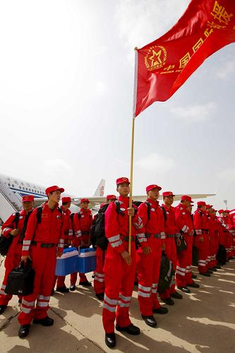 9月14日,中国国际救援队第二批队员抵达巴基斯坦南部城市卡拉奇,准备转车前往灾区。新华社记者 周磊 摄