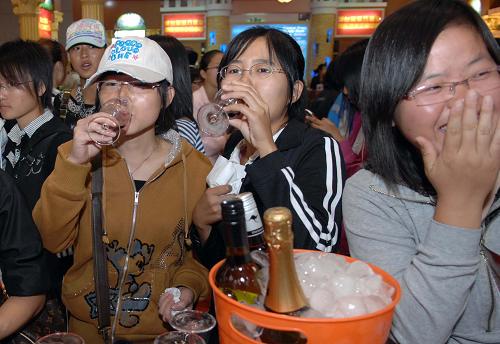 9月23日,在烟台国际博览中心,市民争相品尝葡萄美酒。新华社记者 郭绪雷 摄