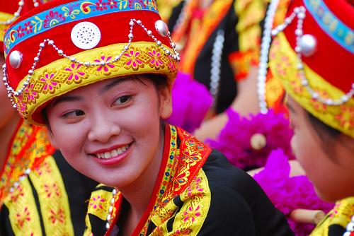 9月25日,广西恭城县的瑶族同胞身着艳丽的民族服饰参加庆典活动。当日,我国最年轻的瑶族自治县——广西桂林市恭城瑶族自治县迎来20周岁生日,上千名瑶族群众穿着鲜艳的民族服装载歌载舞,喜庆属于自己的节日。成立于1990年的恭城瑶族自治县位于广西东北部,总人口29万,其中瑶族人口占57.34%。全县2009年实现国内生产总值39.57亿元,财政收入2.3亿元,农民人均纯收入4546元,分别比1990年增长14.9倍、10倍和8倍。新华社发(梁富盈 摄)