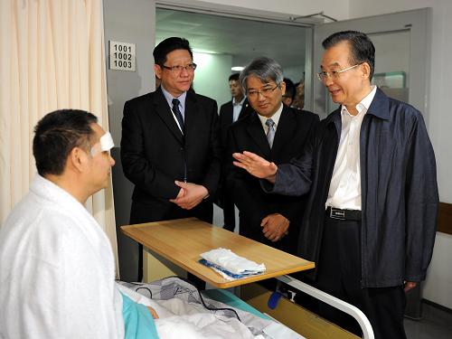 11月14日,国务院总理温家宝在澳门视察仁伯爵综合医院。这是温家宝与一位患者交谈。新华社记者 张铎 摄