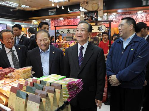 11月14日,国务院总理温家宝来到澳门著名的步行街——官也街,视察市场供应和物价情况。新华社记者 张铎 摄