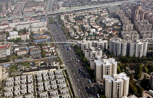 这是空中拍摄的上海长宁区一片住宅楼(2010年4月23日摄)。新华社记者 凡军 摄
