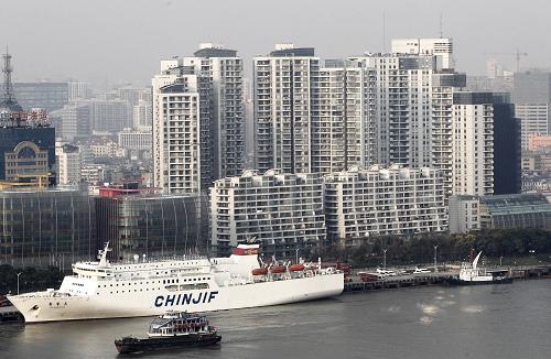 这是位于上海黄浦江畔的一处住宅楼盘(2010年12月16日摄)。新华社记者 裴鑫 摄