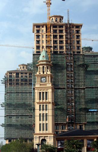 这是位于上海闵行区的一处在建楼盘(2010年10月19日摄)。新华社记者 刘颖 摄