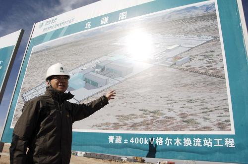3月28日,国家电网公司直流建设分公司北方工程建设部主任刘良军在介绍青藏直流联网工程格尔木换流站的建设进展。新华社记者 吴光于 摄