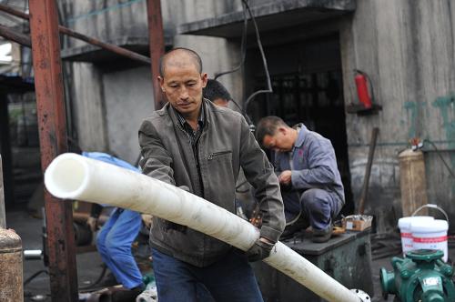 5月31日,一救援人员正在搬运抽水管道。新华社记者 欧东衢 摄
