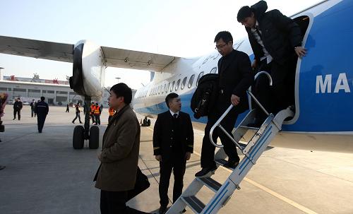 国内支线航班1月1日起免征机场建设费 在山西运城机场,旅客从一架“新舟60”支线飞机上走下(2010年12月17日摄)。 经国家有关部门批准,自2011年1月1日起,免征支线飞机执飞国内支线航班机场管理建设费。根据规定,此次纳入免征范围的支线机型包括国产新舟60 、CRJ200、ERJ在内的8种支线飞机。这些支线飞机执行的航班涉及航线844条,连接29个省(区)的129个机场。预计每年将有近1000万旅客受惠于此项政策。 新华社发(薛俊 摄)