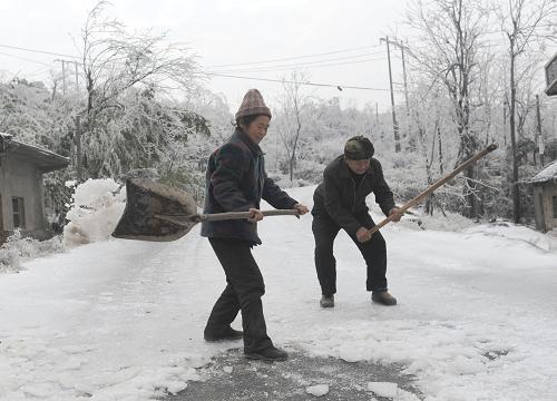 广西冰冻灾害致近百万人受灾 1月7日,在广西桂林市全州县东山瑶族乡锦荣村云溪岭屯,58岁的瑶族老人蒋祖德和老伴胡秀英在清理冰封的路面。 记者7日从广西壮族自治区抗灾救灾工作领导小组办公室了解到,近期的冰冻雨雪灾害已造成广西97.08万人受灾,因灾伤病737人。 自治区抗灾救灾工作领导小组办公室提供的数据显示,截至6日16时,广西3个地级市25个县受到影响,农作物受灾面积61.37千公顷,其中成灾52.26千公顷,绝收0.62千公顷;倒塌房屋41间,损坏房屋6309间。 新华社记者 周华 摄