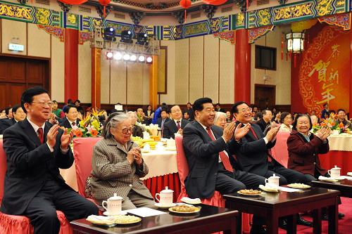 1月26日,全国政协在北京举行春节茶话会,邀请已故党外全国政协委员、知名人士夫人畅叙情谊,共迎新春。中共中央政治局常委、全国政协主席贾庆林出席茶话会。新华社记者 饶爱民 摄