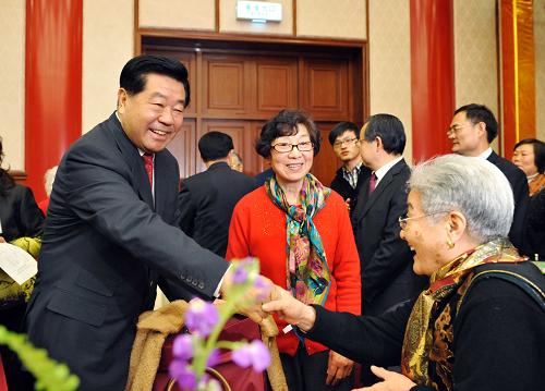1月26日,全国政协在北京举行春节茶话会,邀请已故党外全国政协委员、知名人士夫人畅叙情谊,共迎新春。中共中央政治局常委、全国政协主席贾庆林出席茶话会。新华社记者 饶爱民 摄