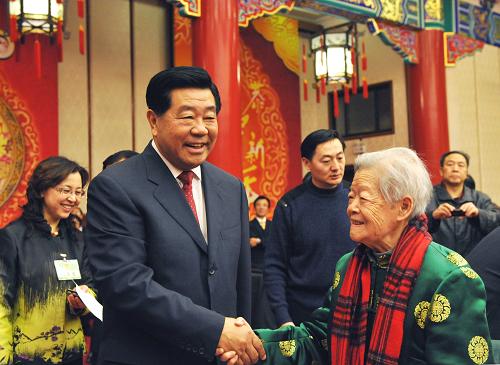 1月26日,全国政协在北京举行春节茶话会,邀请已故党外全国政协委员、知名人士夫人畅叙情谊,共迎新春。中共中央政治局常委、全国政协主席贾庆林出席茶话会。新华社记者 饶爱民 摄