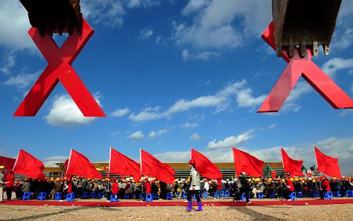11月29日,云南省昆明新机场建设工地的劳动者参加“禁毒防艾进工地——劳动者健康行”活动。当日,由国务院防治艾滋病工作委员会和云南省联合主办的“禁毒防艾进工地——劳动者健康行”活动,在建设正酣的昆明新机场工地举行,主办方给新机场建设的数千名劳动者送去关爱,在农民工劳动和生活场所开展禁毒防艾宣传和教育,努力营造健康的社会环境。 新华社记者 秦晴 摄