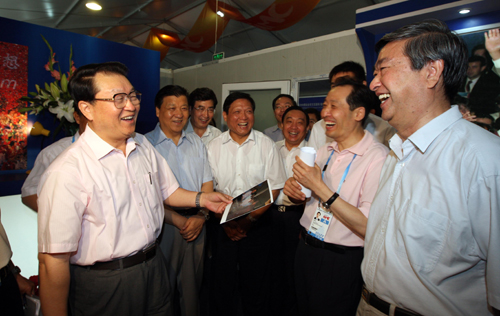7月10日,中共中央政治局常委李长春考察北京奥运会、残奥会主新闻中心,国际广播中心和2008北京国际新闻中心。这是李长春在2008北京国际新闻中心图片服务室考察。 新华社记者 姚大伟 摄