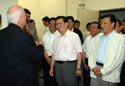 7月10日,中共中央政治局常委李长春考察北京奥运会、残奥会主新闻中心,国际广播中心和2008北京国际新闻中心。这是李长春考察国际广播中心。 新华社记者 姚大伟 摄
